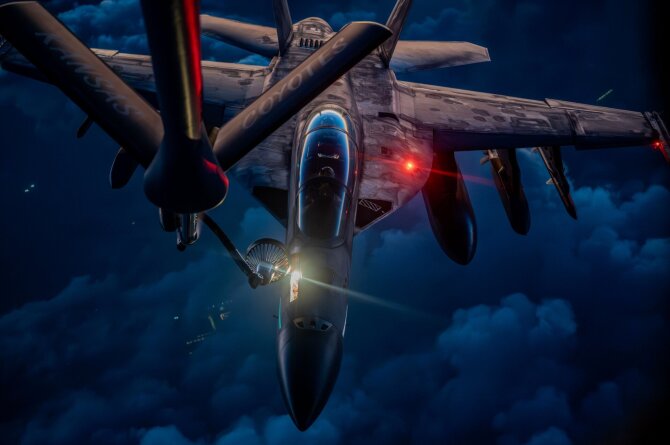 CENTCOM nuotr./JAV karinių oro pajėgų lėktuvas „KC-135 Stratotanker“ pildo degalų atsargas JAV karinio jūrų laivyno lėktuvui „F/A-18F Super Hornet“ virš Artimųjų Rytų operacijos „Epic Fury“ metu