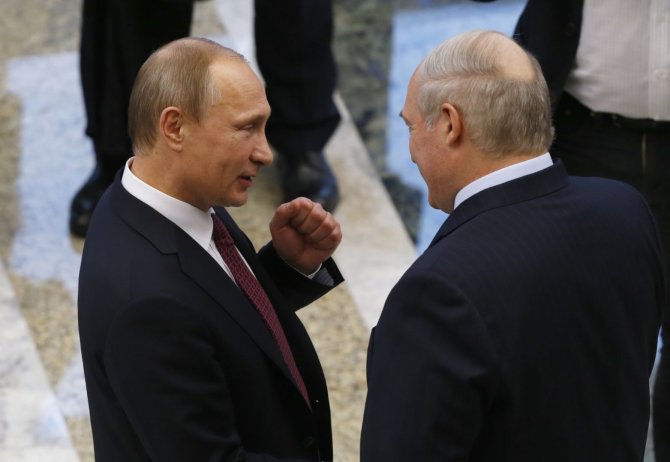 „Scanpix“/AP nuotr./Rusijos prezidentas Vladimiras Putinas ir Baltarusijos prezidentas Aleksandras Lukašenka