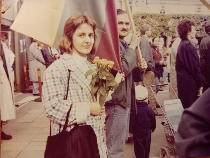 Asmeninė nuotr./R.Petrauskaitė mitinge Stokholme 1991 m.