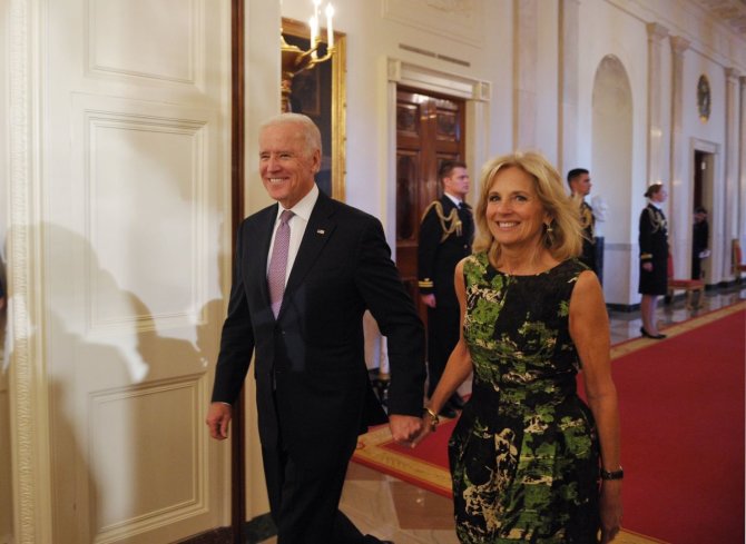 AFP/„Scanpix“ nuotr./JAV viceprezidentas Joe Bidenas ir jo žmona Jill Biden