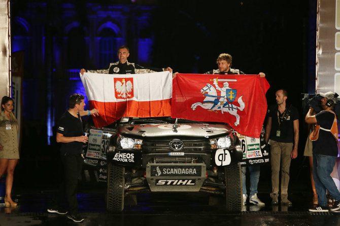 Willy Weyenso nuotr./Benediktas Vanagas ir Sebastianas Rozwadowskis Dakaro starto podiumo met