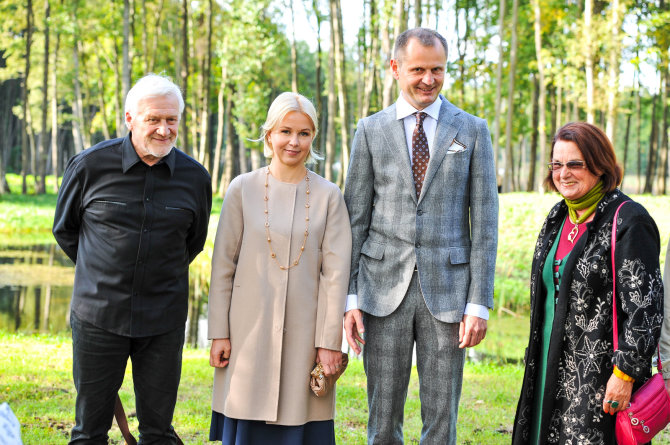Manto Barzdėno nuotr./Jonas Vaitkus su žmona Elvyra, Vaidas Barakauskas su žmona Rūta (centre)