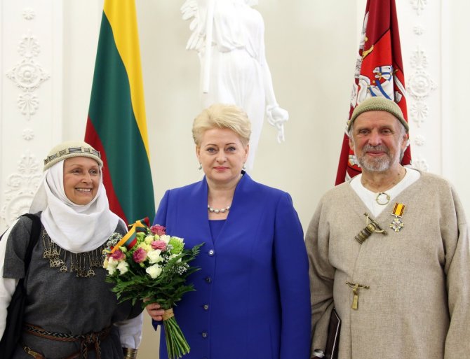 Prezidentūros nuotr./Jonas Trinkūnas su prezidente Dalia Grybauskaite ir žmona Inija