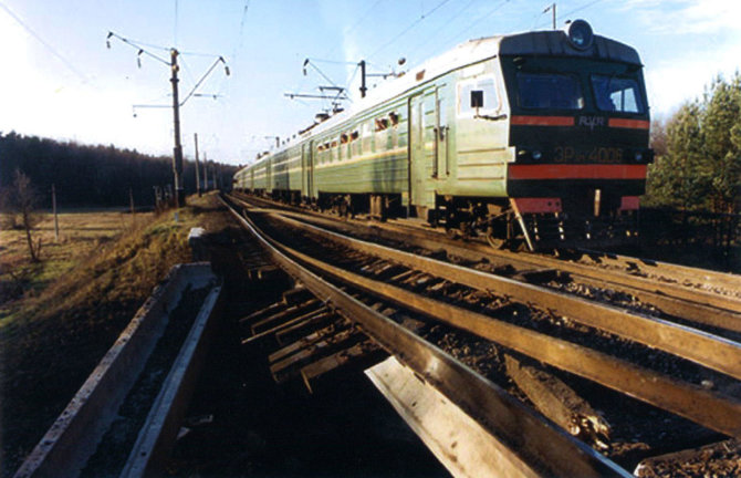 „Lietuvos geležinkelių“ archyvo nuotr./Geležinkelis per Bražuolės upę po sprogimo 1994 metais.