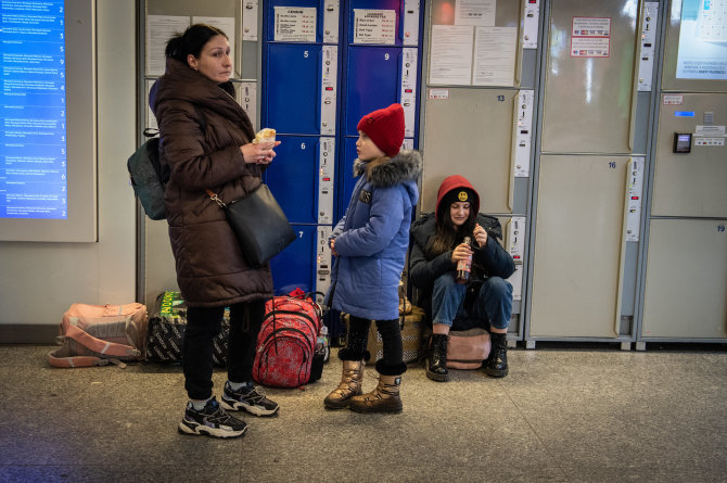 Gabrielės Navickaitės / 15min nuotr./Nuo karo bėgantys ukrainiečiai Varšuvos centrinėje autobusų ir traukinių stotyje