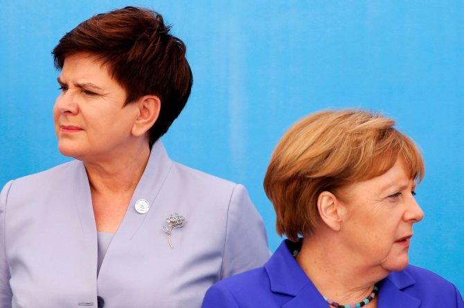 „Reuters“/„Scanpix“ nuotr./Lenkijos premjerė Beata Szydlo (kairėje) ir Angela Merkel