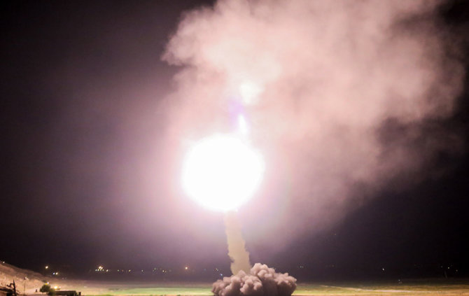 AFP/„Scanpix“ nuotr./Iranas raketomis smogė IS pozicijoms Sirijoje