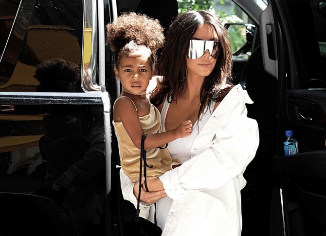 Vida Press nuotr./Kim Kardashian su dukra North West