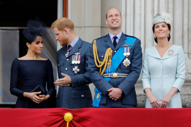 AFP/„Scanpix“ nuotr./Sasekso hercogienė Meghan, princas Harry, princas Williamas ir Kembridžo hercogienė Catherine