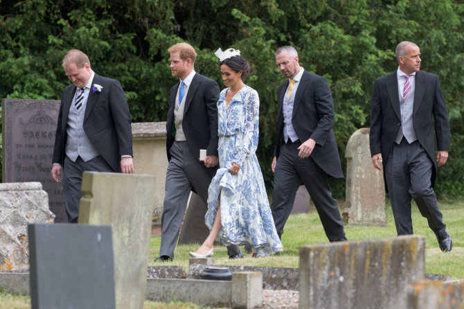Vida Press nuotr./Meghan Markle ir princas Harry jo pusseserės vestuvėse birželį