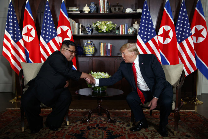 „Scanpix“/AP nuotr./Kim Jong Unas ir Donaldas Trumpas