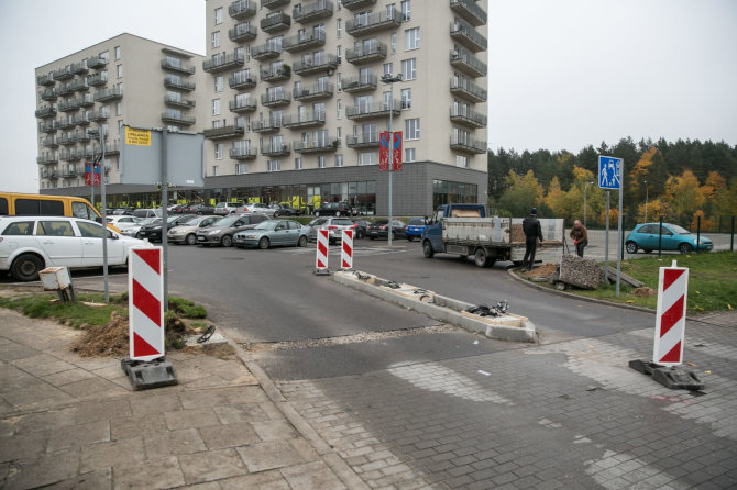 Juliaus Kalinsko / 15min nuotr./Prie prekybos centro „Rimi“ statomi užkardai.