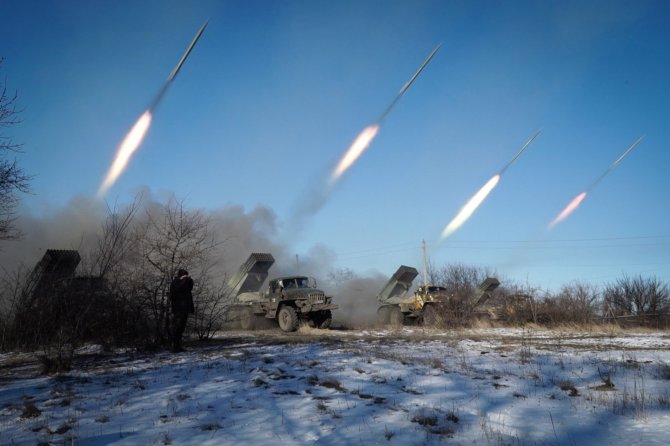 AFP/„Scanpix“ nuotr./Rusjios teroristų „Grad“ šūviai Donecko regione