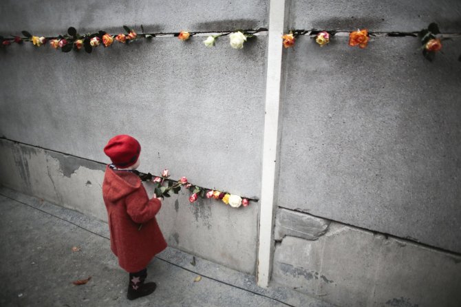„Scanpix“/AP nuotr./Minimos Berlyno sienos griuvimo 25-osios metinės