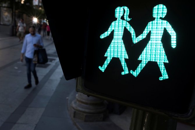 „Reuters“/„Scanpix“ nuotr./Šviesoforas su tos pačios lyties asmenų poromis