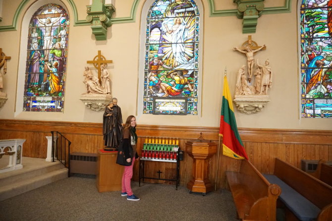 „Tikslas – Amerika“  dalyvių nuotr./Projekto savanorė Aistė Žemaitienė Bostono lietuviškoje bažnyčioje