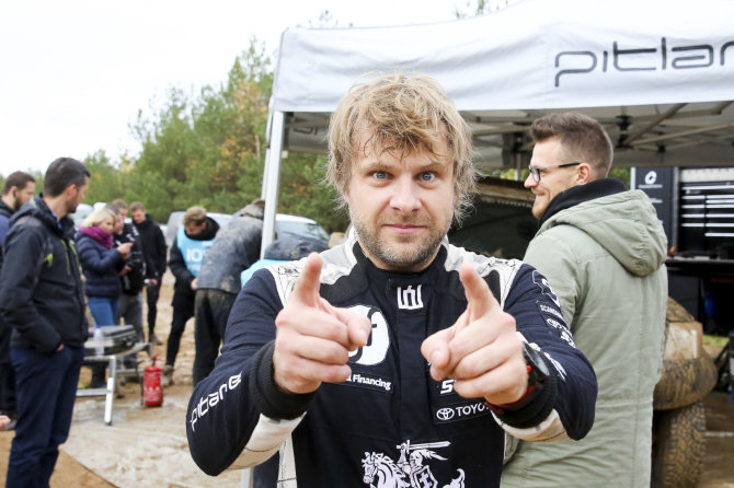 Irmanto Gelūno / 15min nuotr./Benediktas Vanagas karjere išbandė Dakaro ralio automobilį.