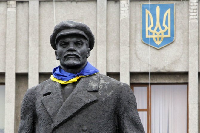 „Reuters“/„Scanpix“ nuotr./Vladimiro Lenino statula su Ukrainos vėliava ant kaklo 