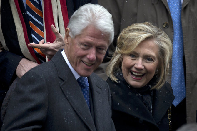 „Reuters“/„Scanpix“ nuotr./Billas Clintonas ir Hillary Clinton