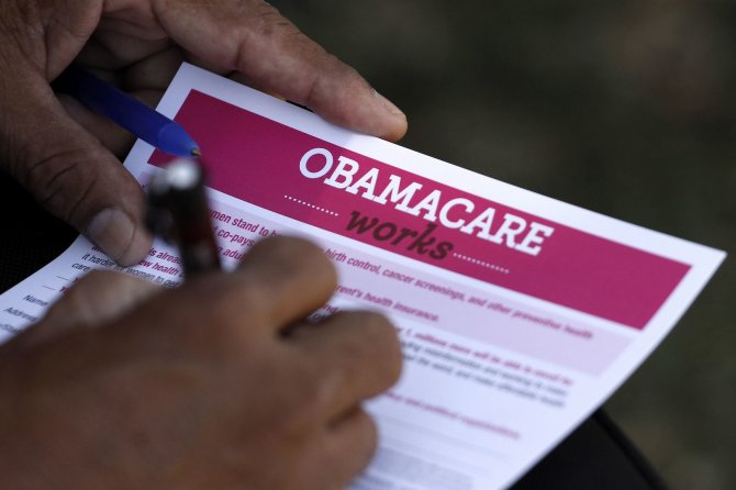„Reuters“/„Scanpix“ nuotr./Daugybėje apklausų daug amerikiečių teigia nepritariantys vadinamajam „Obamacare“ (liet. Obamos priežiūra) įstatymui.