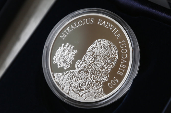 Juliaus Kalinsko/15min.lt nuotr./20 eurų kolekcinę sidabro monetą, skirtą Mikalojaus Radvilos Juodojo 500-osioms gimimo metinėms.