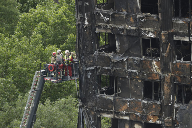 „Scanpix“/AP nuotr./Londono ugniagesiai dirba sudegusiame „Grenfell Tower“
