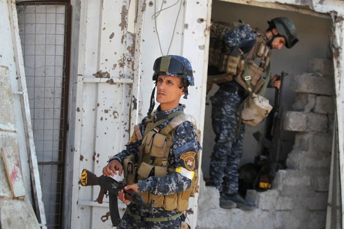 AFP/„Scanpix“ nuotr./Mosulo senamiestį puolančios Irako pajėgos