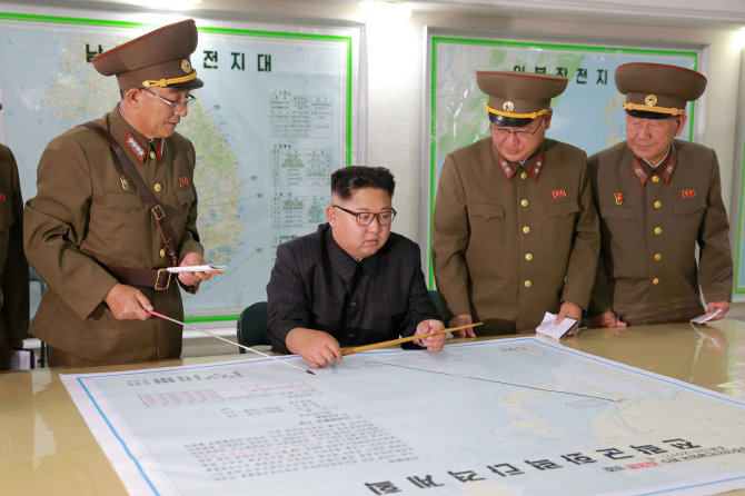 „Reuters“/„Scanpix“ nuotr./Kim Jong Unas su Šiaurės Korėjos kariškiais