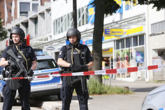 „Scanpix“/AP nuotr./Hamburgo prekybos centre nudurtas žmogus, dar keli – sužeisti