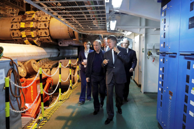 „Reuters“/„Scanpix“ nuotr./Rusijos prezidentas Vladimiras Putinas ir „Gazprom“ vadovas Aleksejus Milleris stebi „Turkish Stream“ tiesimo darbus. 