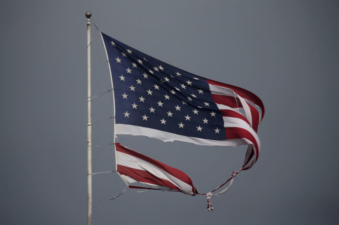 „Reuters“/„Scanpix“ nuotr./Audros Harvey suplėšyta JAV vėliava