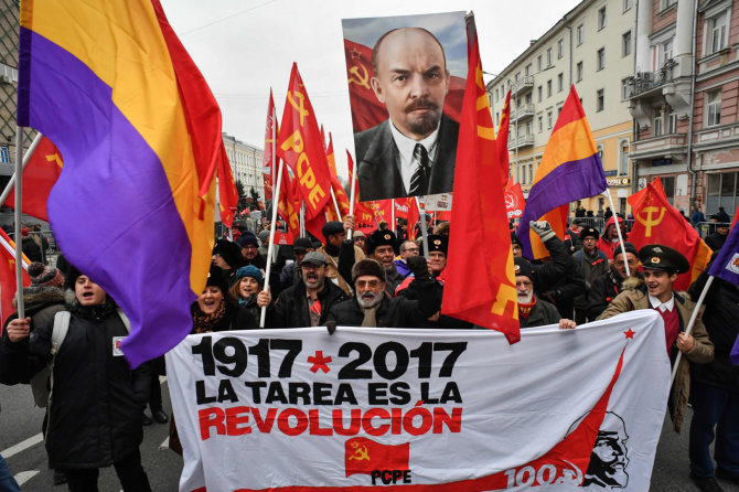 AFP/„Scanpix“ nuotr./1917-ųjų bolševikų revoliucijos metinių minėjimo Maskvoje dalyviai