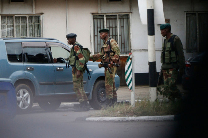 AFP/„Scanpix“ nuotr./Zimbabvės kariai