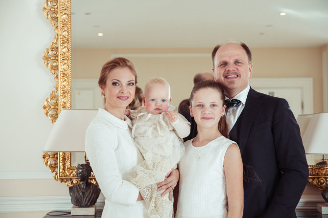 Viganto Ovadnevo nuotr./Kristina Zmailaitė ir Edmundas Seilius su dukromis