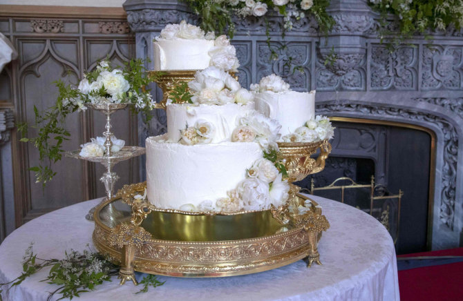 AFP/„Scanpix“ nuotr./Princo Harry ir Meghan Markle vestuvinis tortas