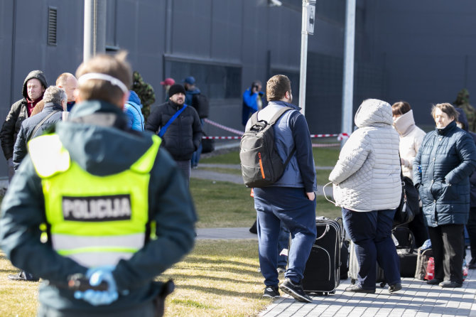 Luko Balandžio / 15min nuotr./Į priverstinį karantiną viešbutyje atgabenti žmonės