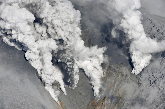 „Reuters“/„Scanpix“ nuotr./Japonijoje išsiveržė ugnikalnis.