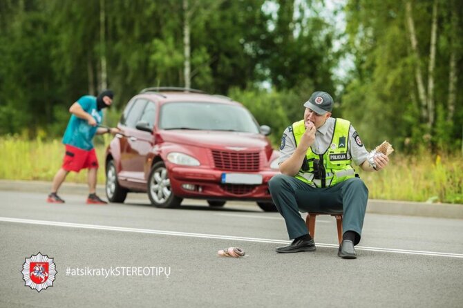 Šiaulių apskrities VPK nuotr./„Atsikratyk stereotipų“: pareigūnas valgo – nusikaltėlis nesnaudžia