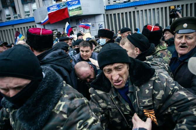 AFP/„Scanpix“ nuotr./Prorusiški separatistai Lugansko mieste