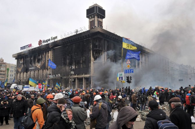 AFP/„Scanpix“ nuotr./Protestuotojai prie Profsąjungų rūmų Kijeve