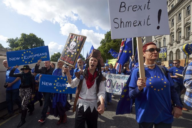 AFP/„Scanpix“ nuotr./Eisena prieš „Brexit“