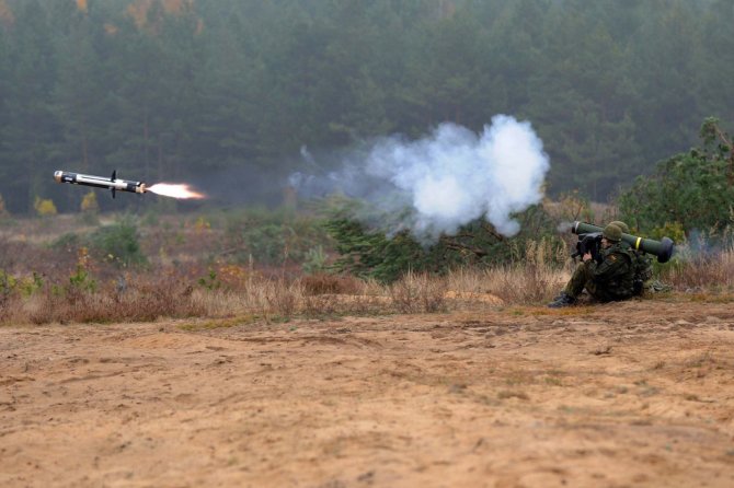 Alfredo Pliadžio nuotr./Vidutinio nuotolio prieštankinių raketų sistema „Javelin“