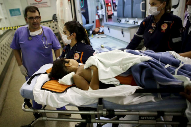 AFP/„Scanpix“ nuotr./Nuo gaisro Brazilijos darželyje nukentėjęs vaikas