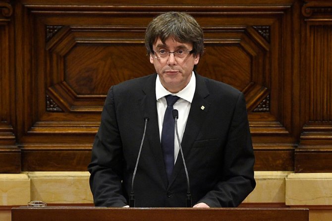 AFP/„Scanpix“ nuotr./Carlesas Puigdemont'as Katalonijos parlamente