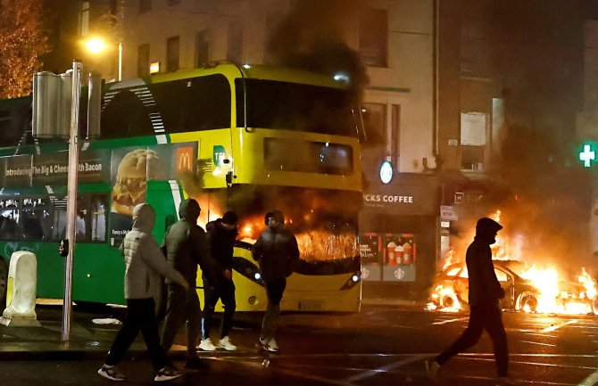 „Reuters“/„Scanpix“ nuotr./Chaosas Dubline: po išpuolio peiliu prie mokyklos prasidėjo smurtas