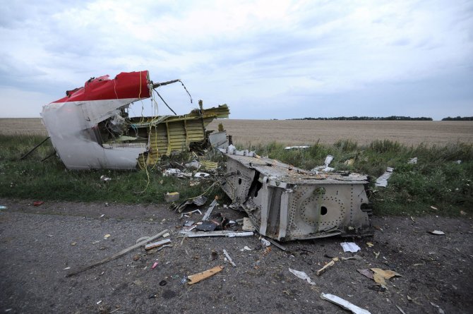 „Scanpix“/„Reuters“, AFP nuotr./Prie Rusijos ir Ukrainos sienos sudužo „Boeing 777“ su 295 žmonėmis
