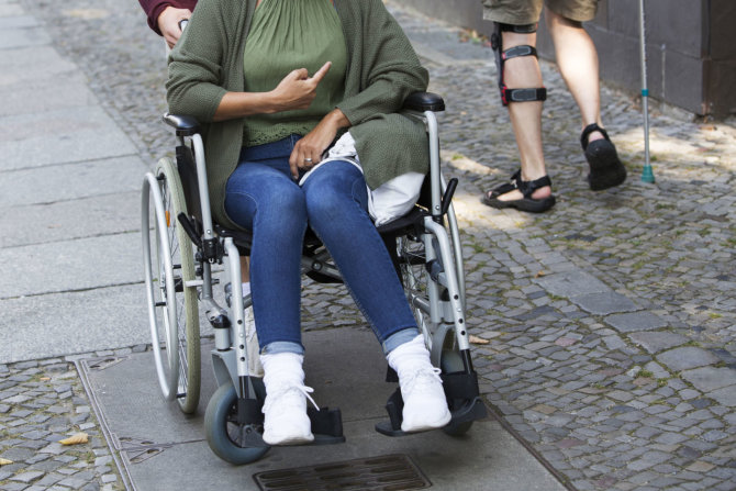 123RF.com nuotr./Moteris neįgaliojo vežimėlyje
