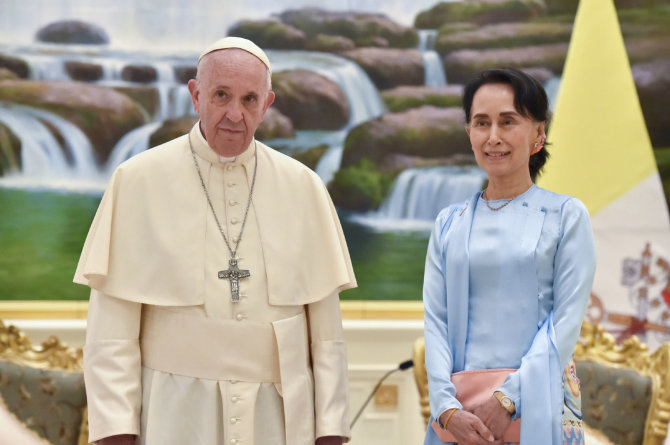 „Scanpix“/„PA Wire“/„Press Association Images“ nuotr./Popiežius Pranciškus ir Aung San Suu Kyi