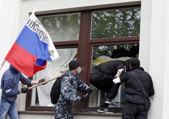 „Reuters“/„Scanpix“ nuotr./Prorusiški riaušininkai Luhanske