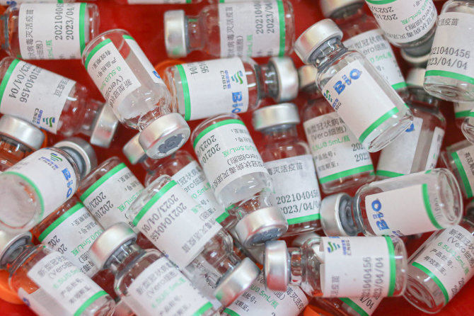 ZUMAPRESS / Scanpix nuotr./Tušti kiniškos vakcinos nuo koronaviruso buteliukai